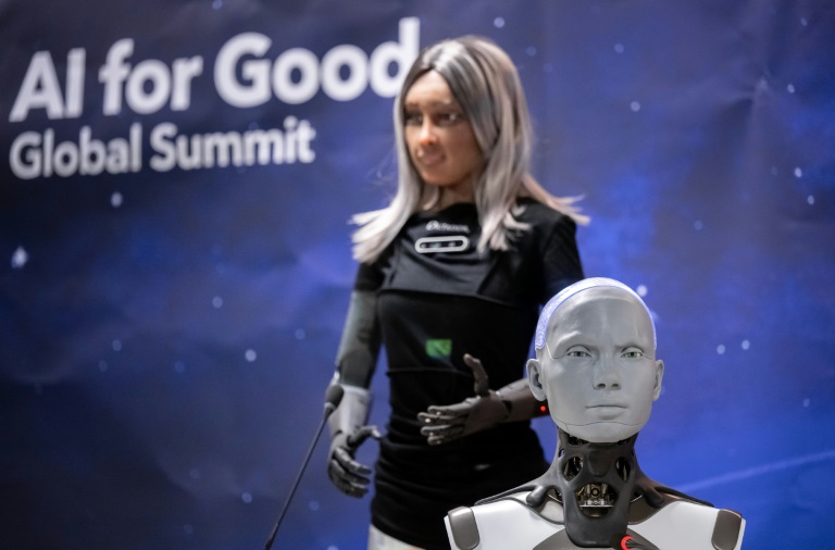  AI robots tell UN conference they could run the world