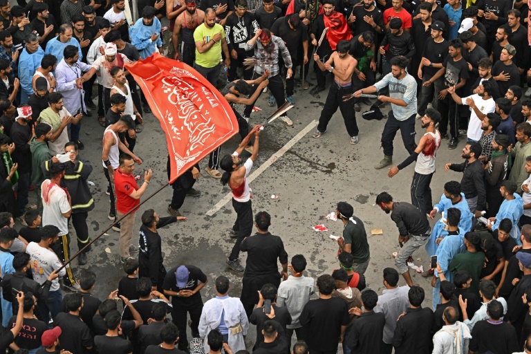  Kashmir Shiites march to mourn martyr after 33-year ban lifted