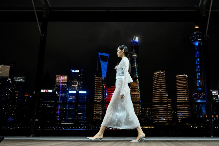  Kenzo presents first fashion show in China