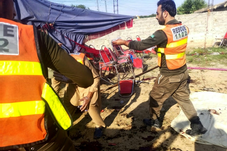  Suicide blast kills at least 39 at Pakistan political gathering