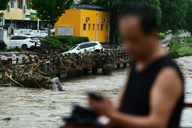  Military helicopters deliver aid to Beijing flood victims