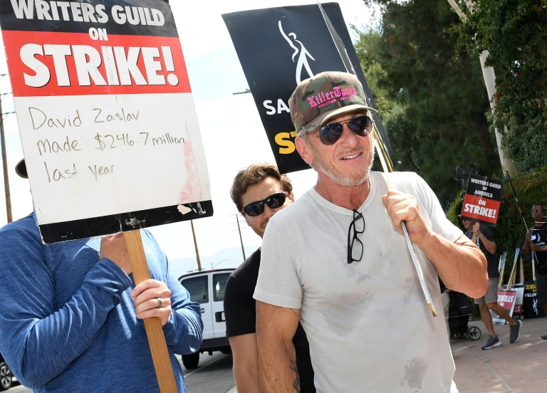  Hollywood writers to resume talks over strike