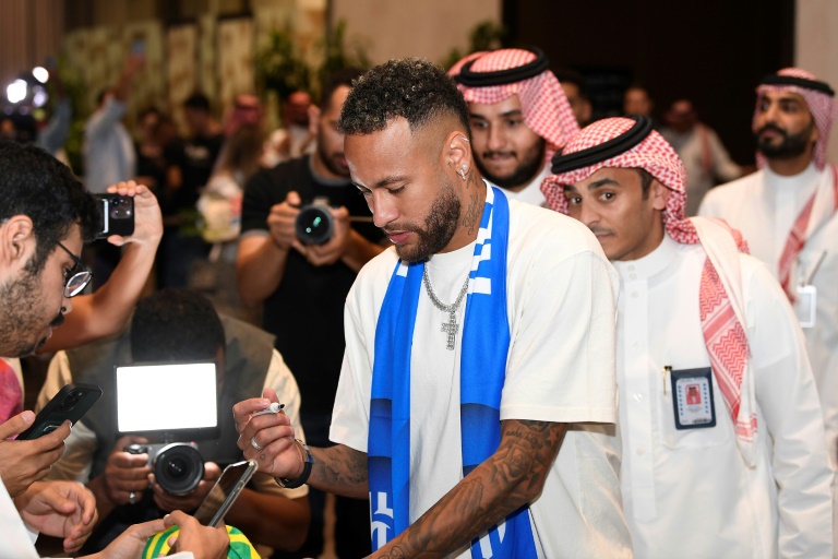  Neymar lands in Saudi ahead of unveiling ceremony