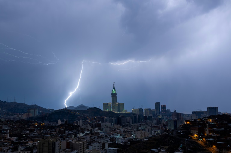  Saudi storm brings lightning, fierce winds to Mecca