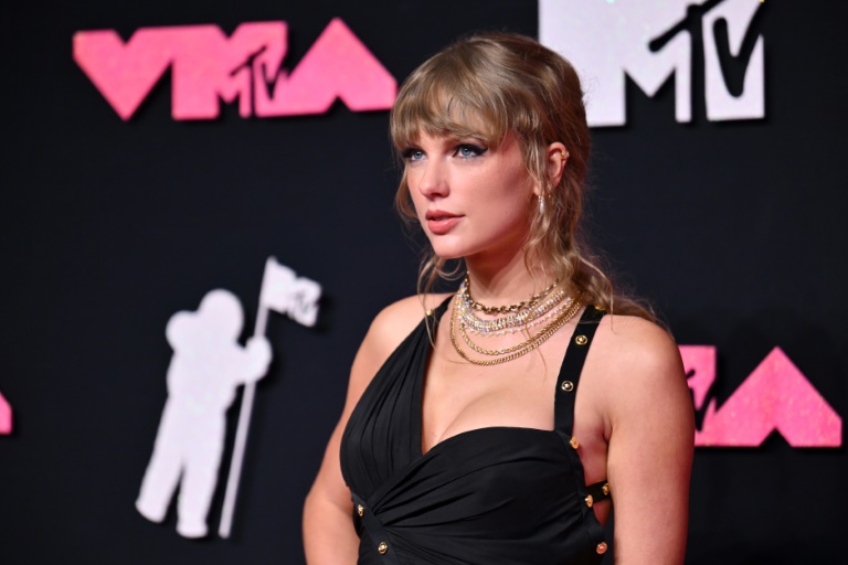  Taylor Swift, Shakira shine at MTV Video Music Awards