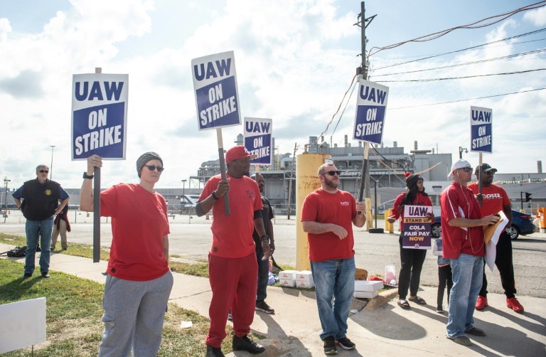  Upbeat mood along picket lines on US auto strike’s first day