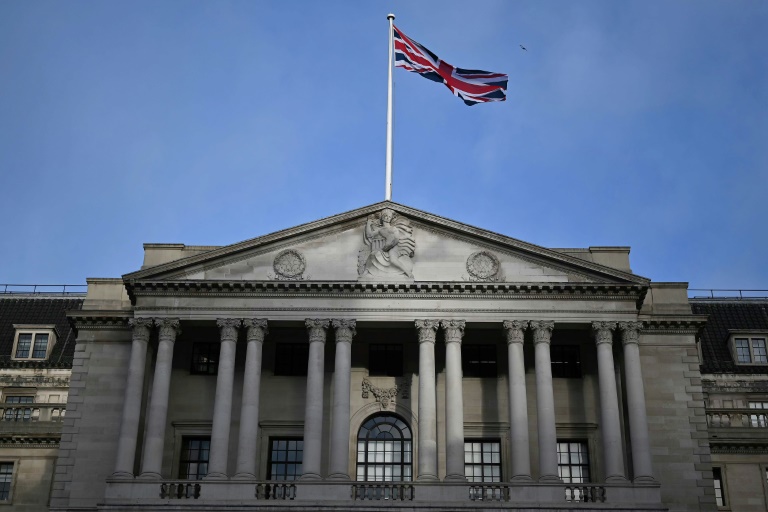  Bank of England faces rate-hike dilemma