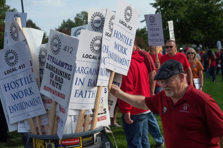  US auto workers union expands strike at General Motors, Stellantis