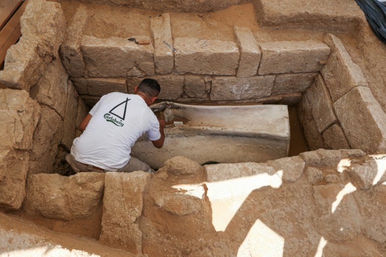  Four tombs discovered in Roman necropolis in Gaza