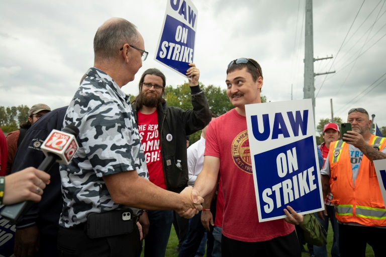  Ford temporarily lays off 300 more US workers due to strike