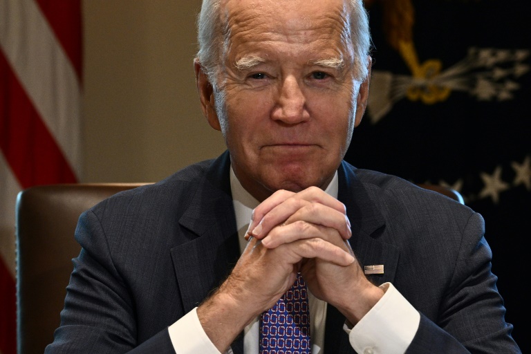  Biden cultivates presidential aura as Republicans implode