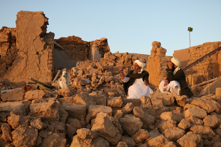  Afghan rescuers work through the night after deadly quake