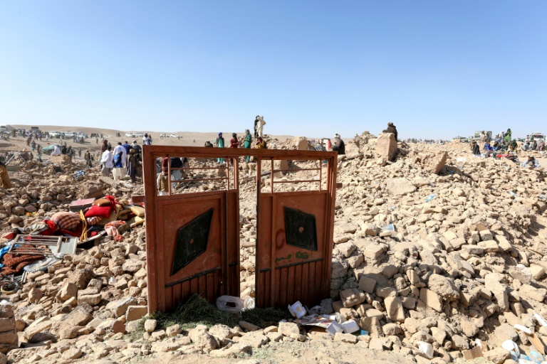  Volunteers dig for Afghan quake survivors as aid trickles in