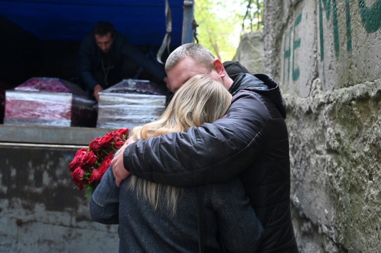  Ukrainian village buries its dead after Russian attack