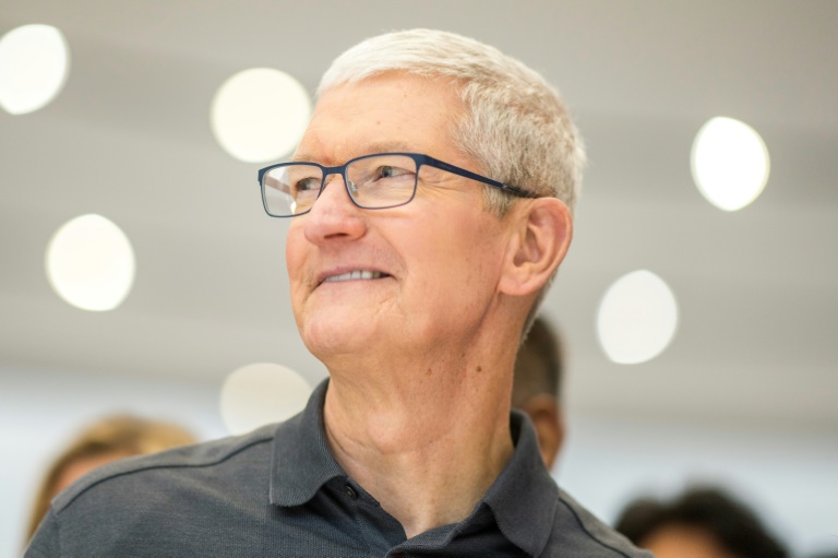  Apple CEO Tim Cook makes surprise visit to China