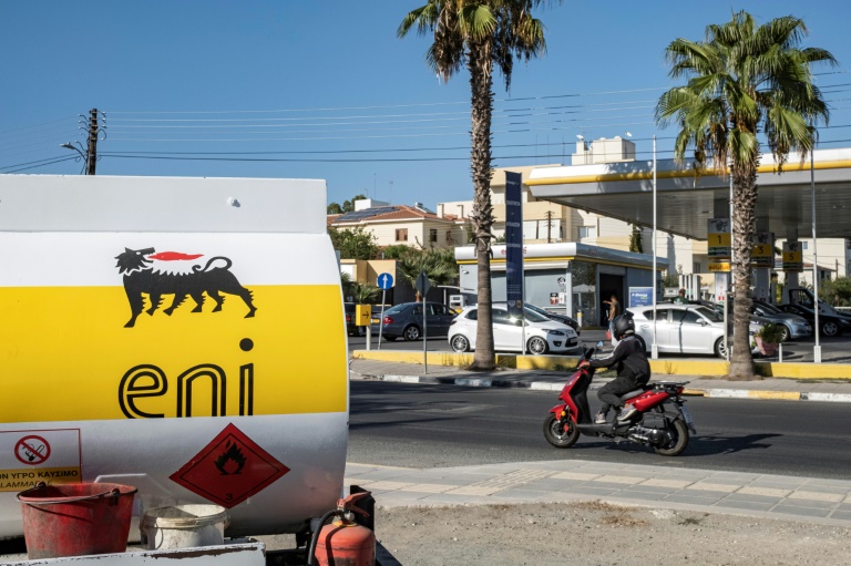  Eni profits slump on lower oil and gas prices