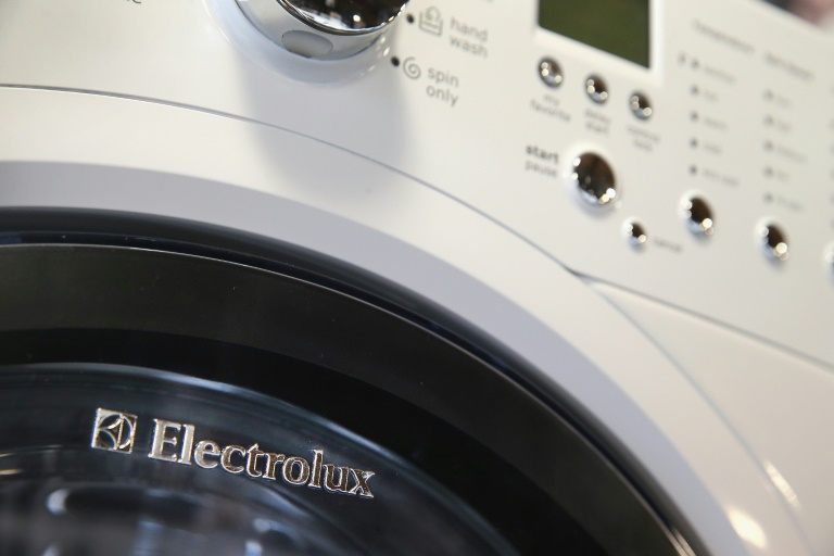  Electrolux to cut 3,000 jobs as sales fall