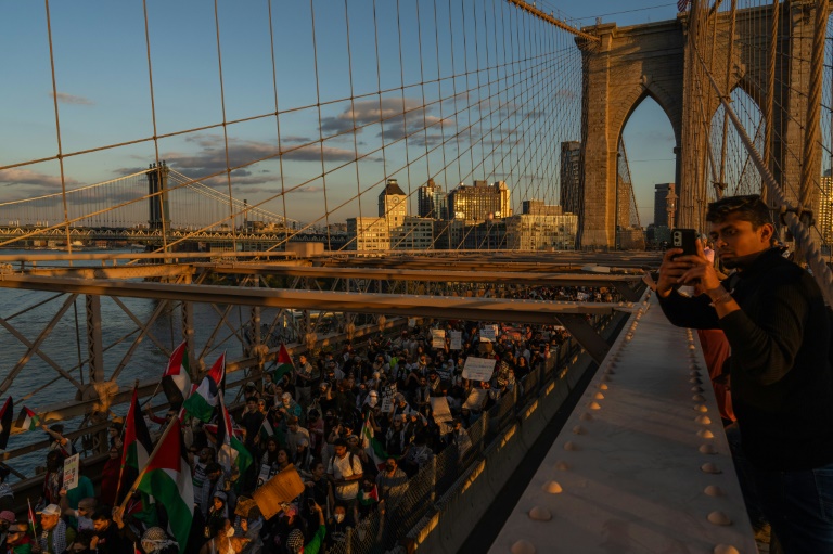  Thousands of pro-Palestinian protesters march in New York