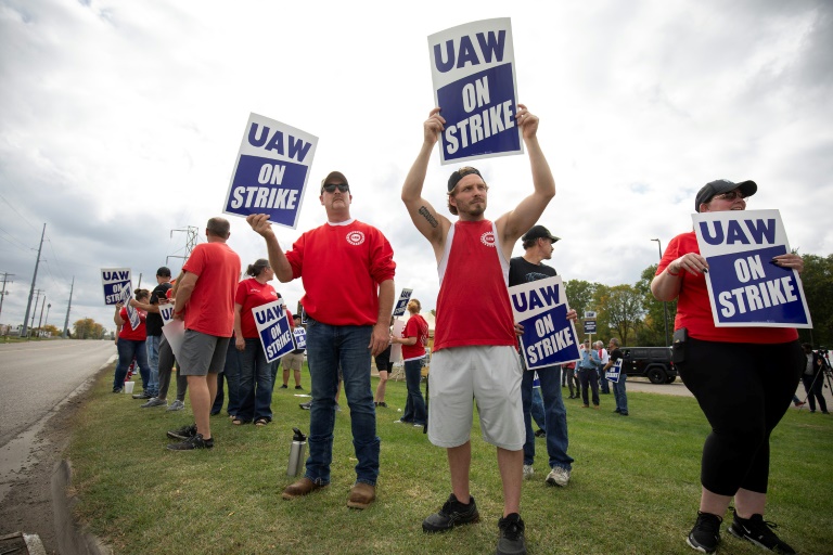  US auto workers union reaches tentative deal with GM