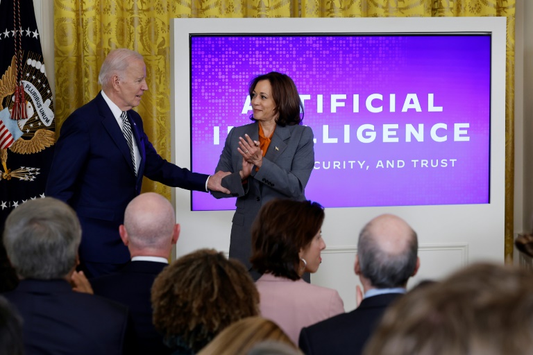  Biden unveils AI order aiming to ‘lead the way’ on safety