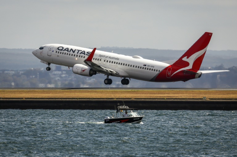  Angry Qantas investors block executives’ pay plan