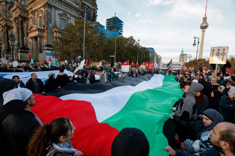  Thousands march in Berlin in solidarity with Palestinians