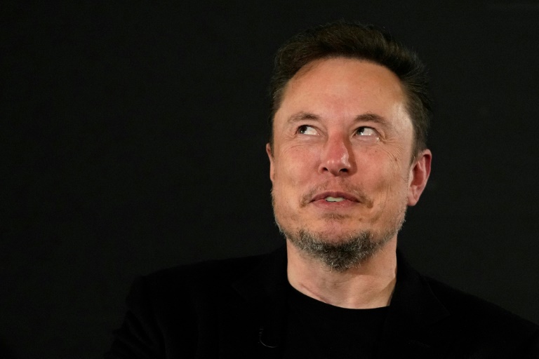  Musk teases AI chatbot ‘Grok,’ with real-time access to X