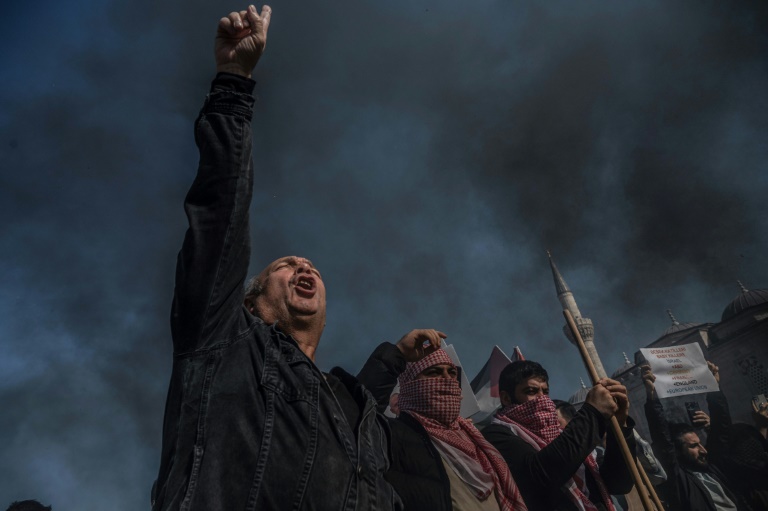  Turkish police tear gas pro-Palestinian protesters at air base