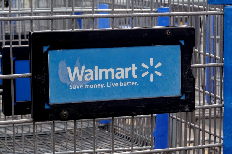  Walmart narrowly lifts forecast as inflation stays consumer concern