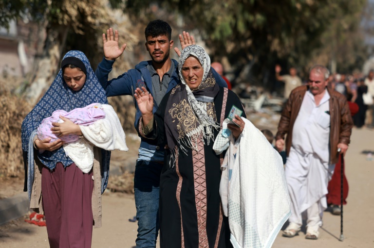  Bomb craters and bodies as Gazans evacuate hospital