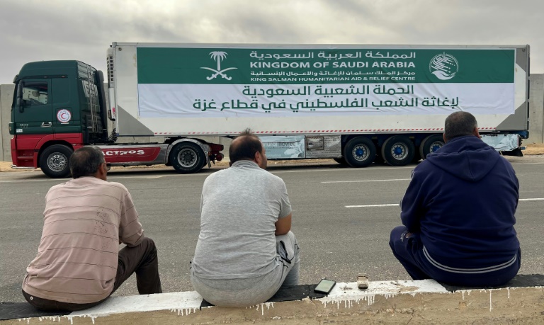  Aid-truck drivers hope truce will end long wait to enter Gaza