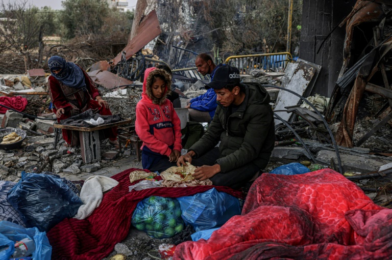  Gaza families return to homes in ruins