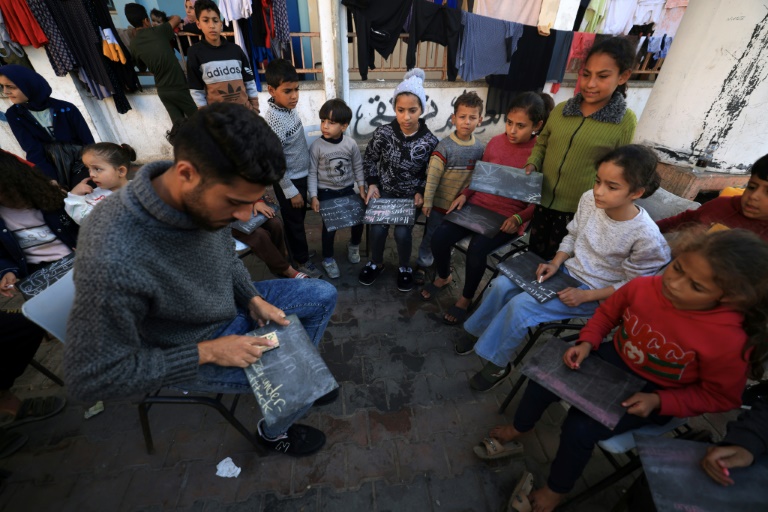  In Gaza, teacher brings school to displaced children