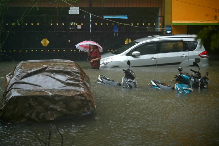  Eight dead as cyclone batters India’s southeast coast