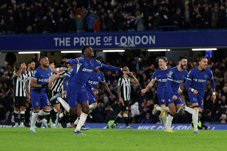  Chelsea back from brink to reach League Cup semis