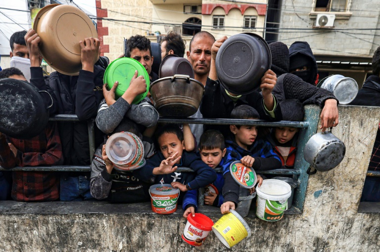  Gripped by hunger, Gazans queue for meagre food