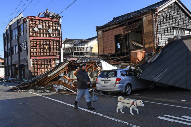  Hundreds cut off after Japan quake that killed 78