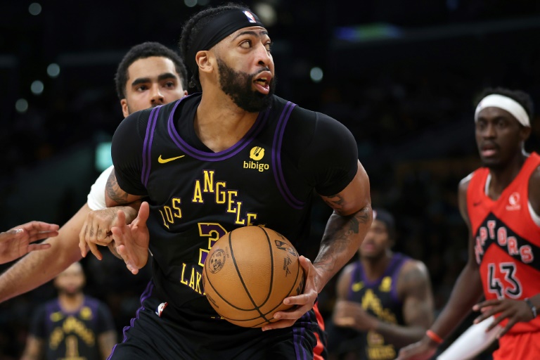  Davis rallies Lakers in thriller over Raptors