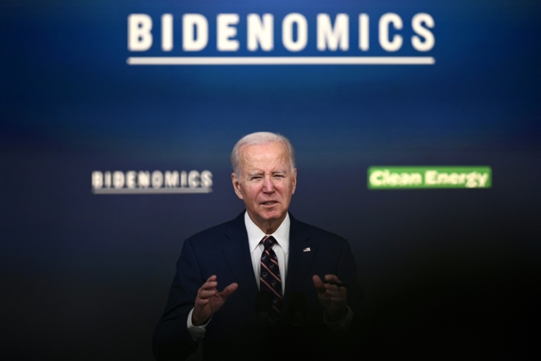  Biden sells economic strength, but voters aren’t buying yet