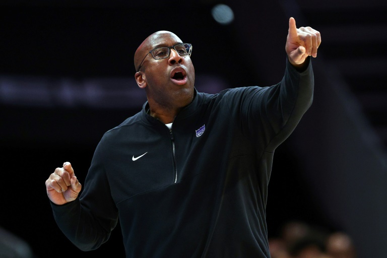  Kings coach Brown fined $50,000 for criticizing refs