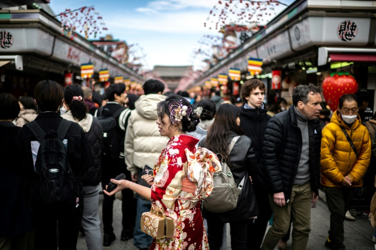  Japan inflation slows in December as energy bills drop