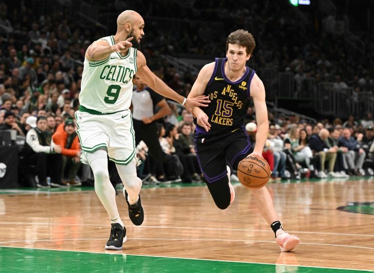  Shorthanded Lakers stun Celtics, Knicks stretch NBA win streak