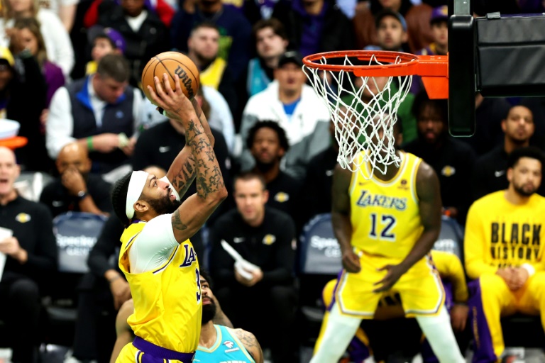  Davis triple double sparks Lakers to third NBA win in a row