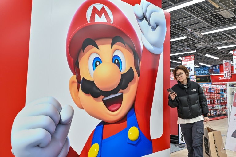  Nintendo ups net profit forecast on weak yen, steady Switch sales