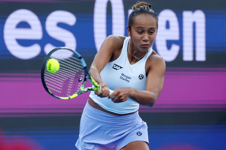  Swiatek eases into Qatar Open last eight as Osaka gets walkover