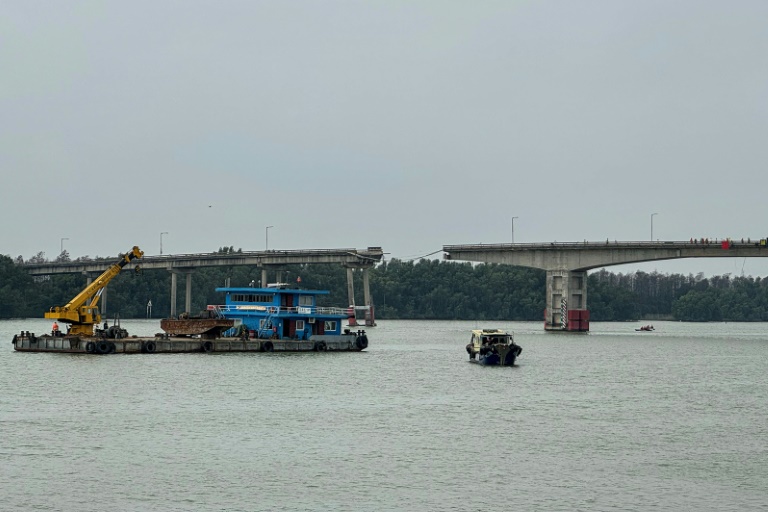  Five dead after cargo ship hits bridge in southern China