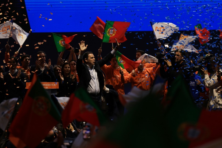  Portugal votes with centre-right poised to oust Socialists