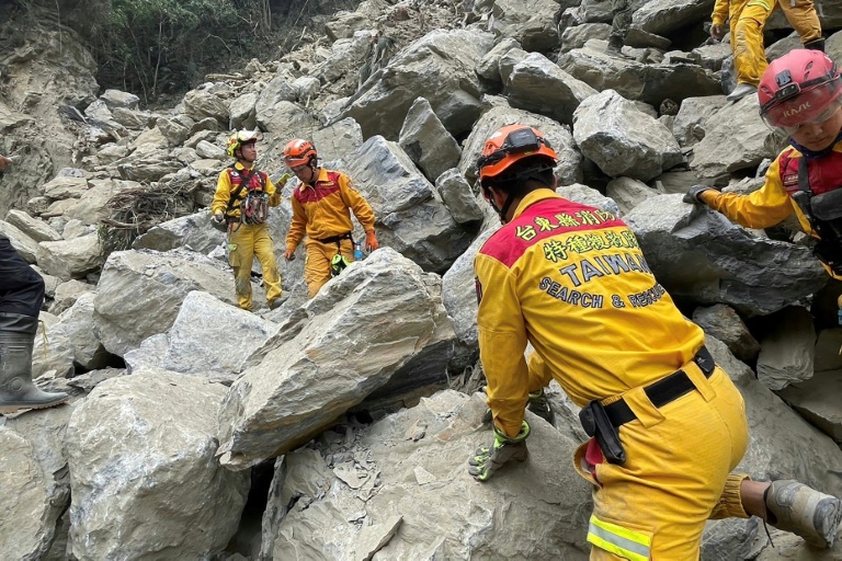  Taiwan rescuers free nine from cave after quake