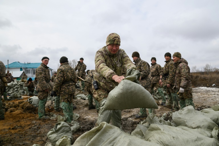  Kremlin warns floods may worsen as Kazakhstan, Russia evacuate 100,000