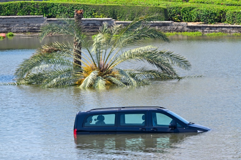  Slow recovery as Dubai airport, roads still deluged